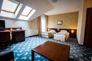 Отель Hotel Rad Грудзёндз Двухместный номер с двуспальной кроватью и дополнительной кроватью-3