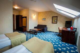 Отель Hotel Rad Грудзёндз Двухместный номер с двуспальной кроватью и дополнительной кроватью-4